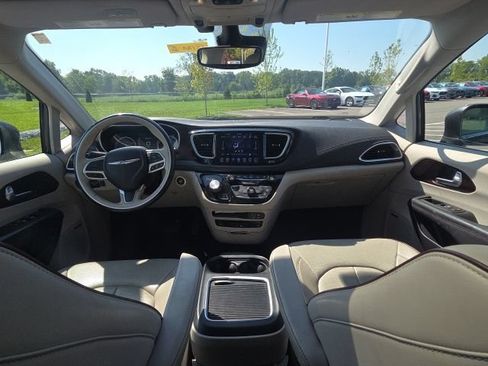 Used 2018 Chrysler Pacifica Limited w/ Advanced Safetytec Group FWD image 23