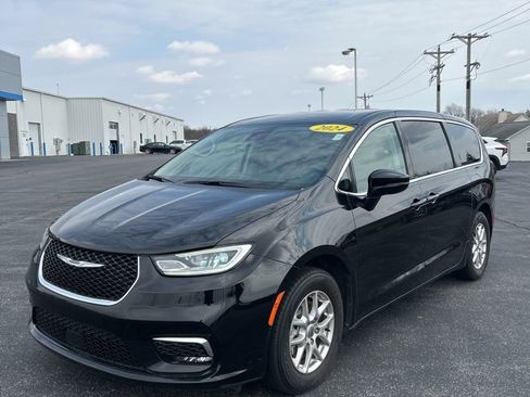 Used 2024 Chrysler Pacifica Touring-L image 5