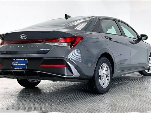 Certified 2024 Hyundai Elantra SE FWD image 2
