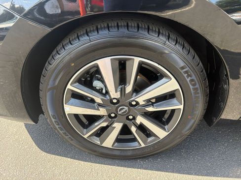 Used 2025 Nissan Versa SV FWD image 28