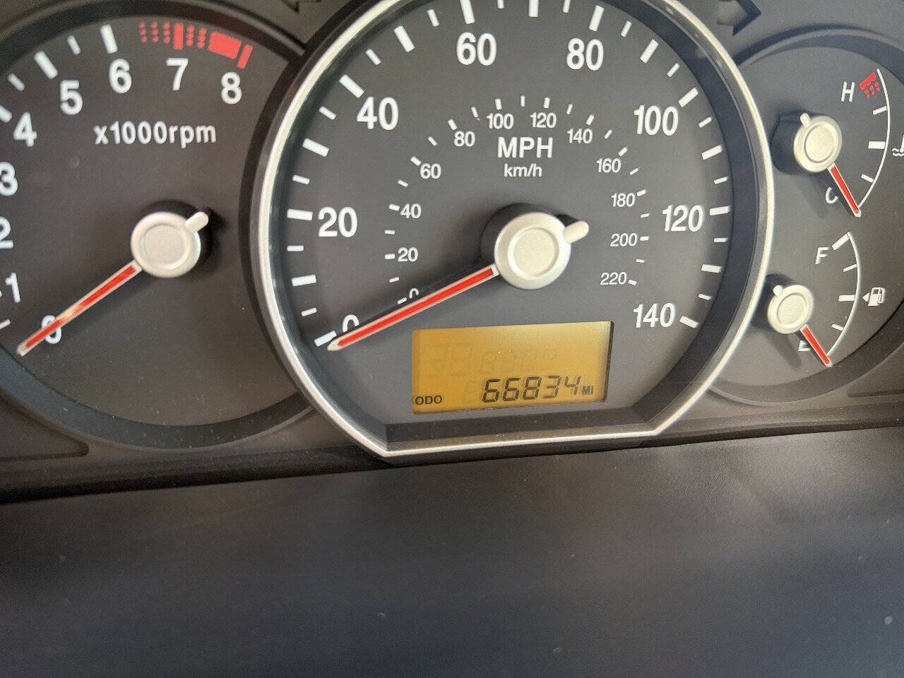 Used 2010 Kia Rondo LX FWD image 27