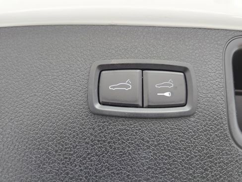 Used 2023 Porsche Macan Turbo image 13