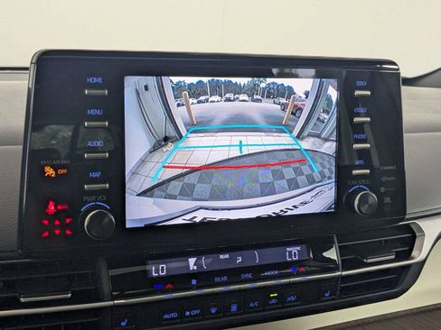 Used 2021 Toyota Sienna XLE w/ XLE Plus Package FWD image 22