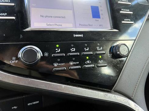 Used 2020 Toyota Camry LE image 32