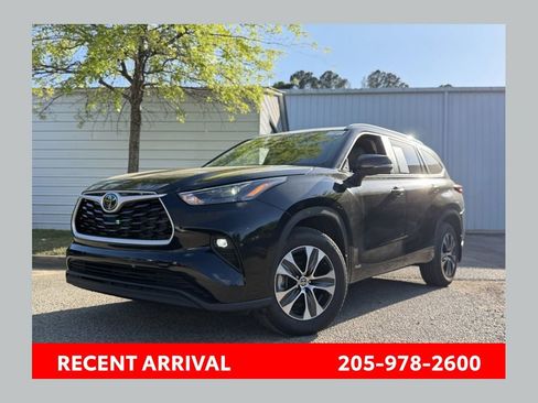 Used 2025 Toyota Highlander XLE image 1