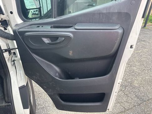 Used 2021 Mercedes-Benz Sprinter 1500 w/ Premium Package image 19