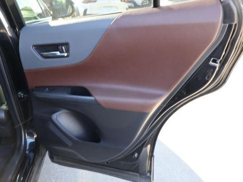 Used 2022 Toyota Venza XLE image 13