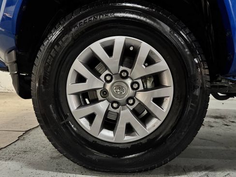 Used 2017 Toyota Tacoma SR5 w/ Tow Package RWD image 12