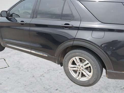 Used 2020 Ford Explorer XLT w/ Equipment Group 202A AWD/4WD image 8