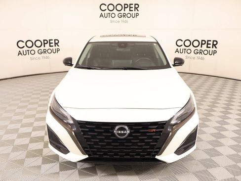 Used 2023 Nissan Altima 2.0 SR FWD image 9