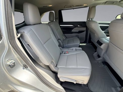 Used 2017 Toyota Highlander XLE FWD image 17