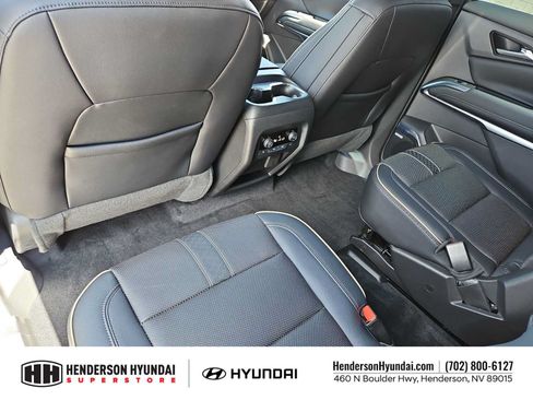Used 2025 Chevrolet Traverse High Country FWD image 18