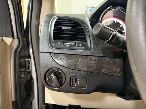 Used 2017 Dodge Grand Caravan SE FWD image 29