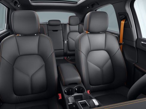 Certified 2025 Porsche Macan AWD/4WD image 5