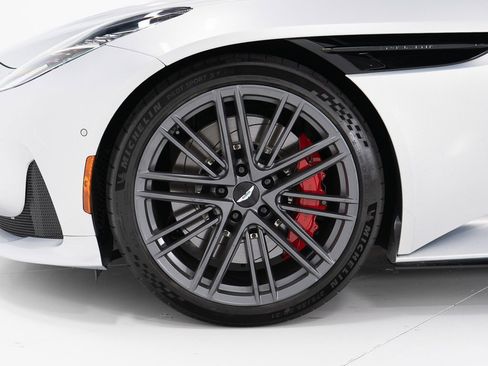 Used 2024 Aston Martin DB12 Convertible image 43