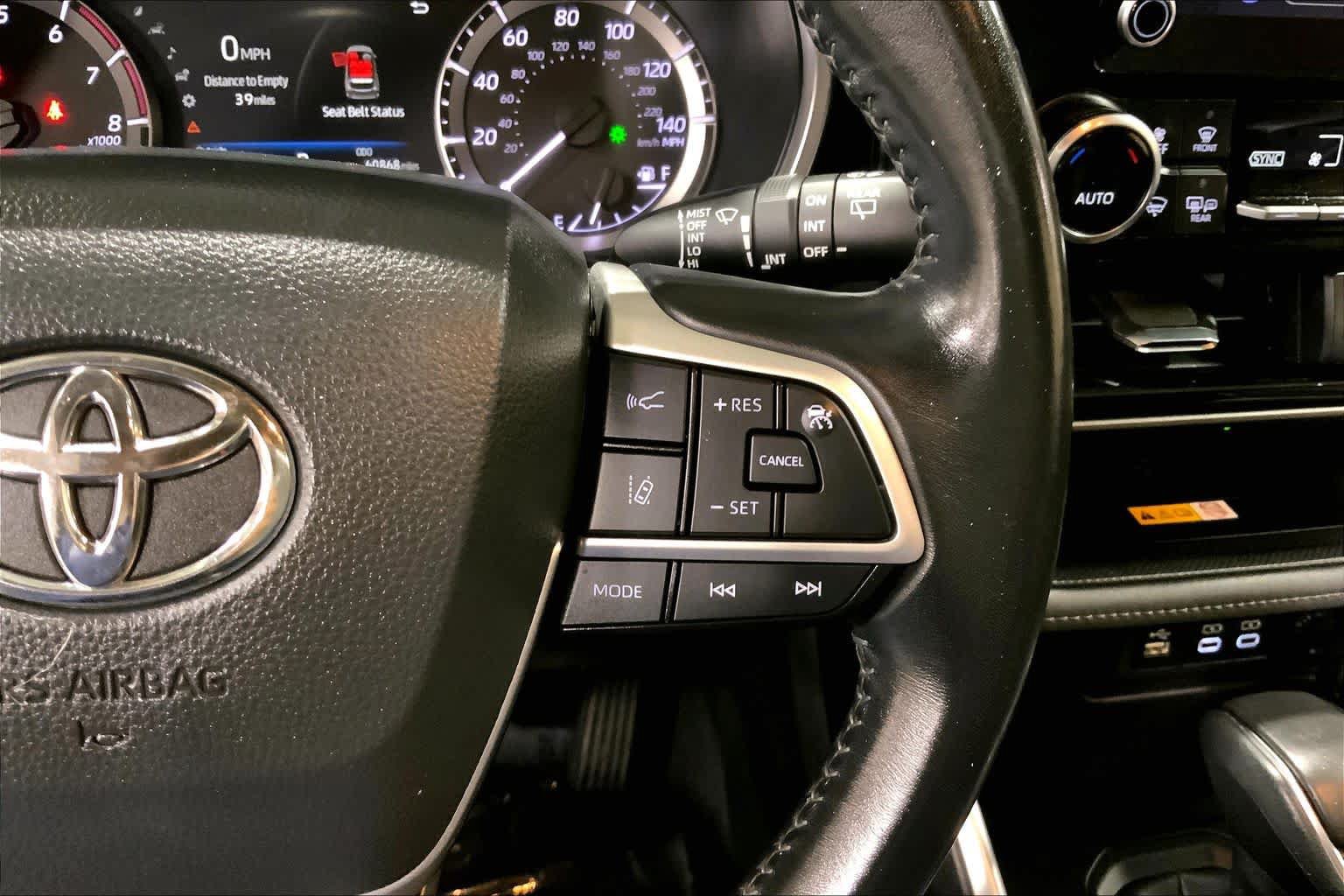 Used 2023 Toyota Highlander XLE AWD/4WD image 25