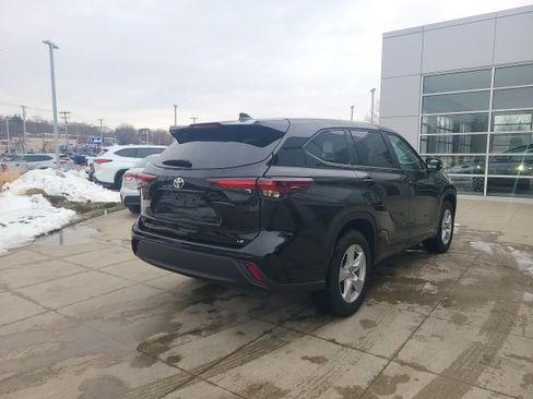 Used 2024 Toyota Highlander LE image 7