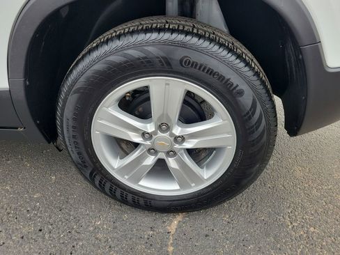 Used 2022 Chevrolet Trax LS w/ Tint and Cruise Package FWD image 11