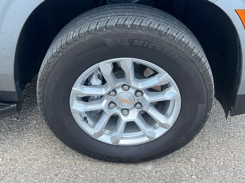 Used 2025 Chevrolet Suburban LT w/ Comfort Package AWD/4WD image 10
