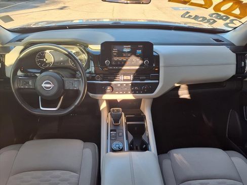 Used 2022 Nissan Pathfinder SV image 3