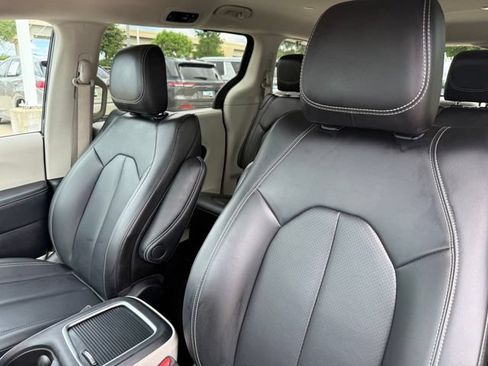 Used 2023 Chrysler Pacifica Touring-L FWD image 23