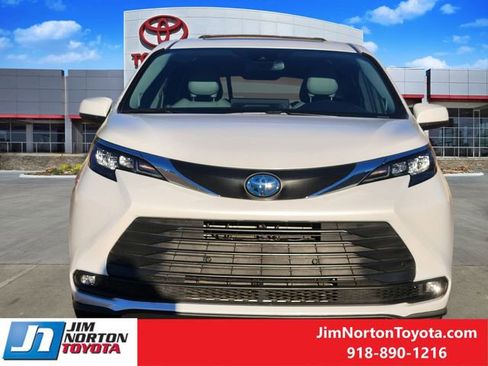 Used 2025 Toyota Sienna XLE image 2