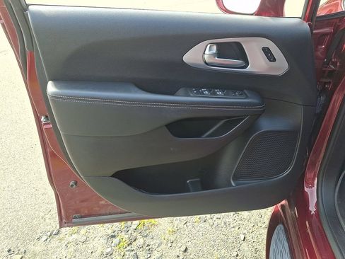 Used 2021 Chrysler Pacifica Touring-L w/ Uconnect Theater Family Group FWD image 12