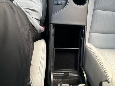 Used 2018 Toyota Avalon Limited image 25