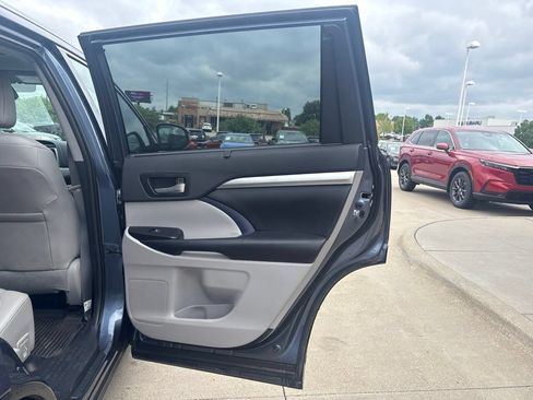 Used 2019 Toyota Highlander XLE AWD/4WD image 31