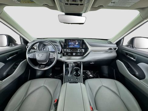 Used 2021 Toyota Highlander XLE FWD image 15