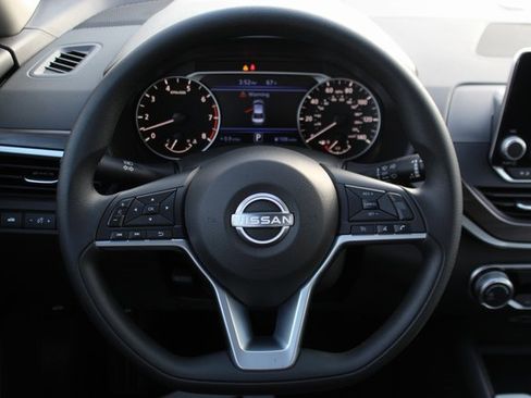 Used 2025 Nissan Altima 2.5 SV image 12