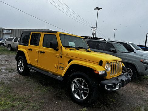 Used 2018 Jeep Wrangler Unlimited Sahara AWD/4WD image 6
