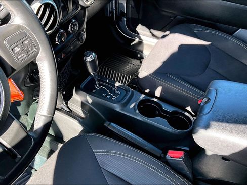 Used 2018 Jeep Wrangler Sahara w/ Connectivity Group image 11