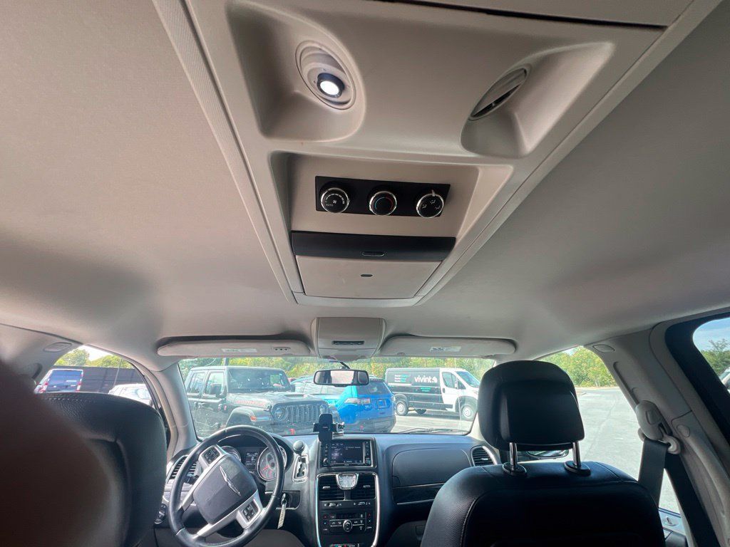 Used 2014 Chrysler Town & Country Touring FWD image 17