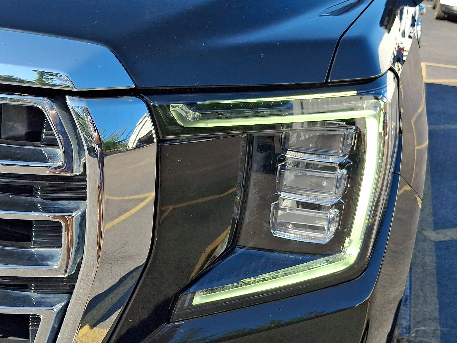 Certified 2022 GMC Yukon XL SLT w/ SLT Premium Package AWD/4WD image 9