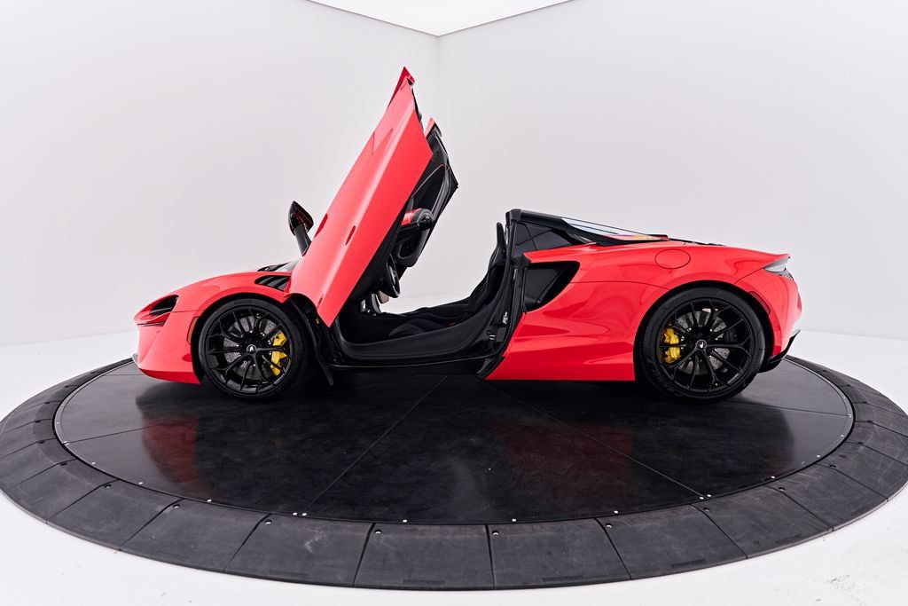 Used 2025 McLaren Artura Spider RWD image 27