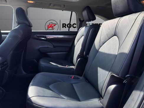 Certified 2020 Toyota Highlander Platinum AWD/4WD image 18