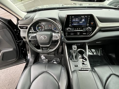 Used 2022 Toyota Highlander XLE image 11