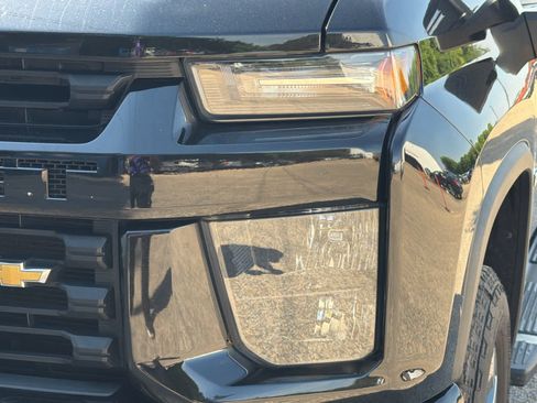Used 2022 Chevrolet Silverado 2500 Custom w/ Custom Convenience Package AWD/4WD image 9
