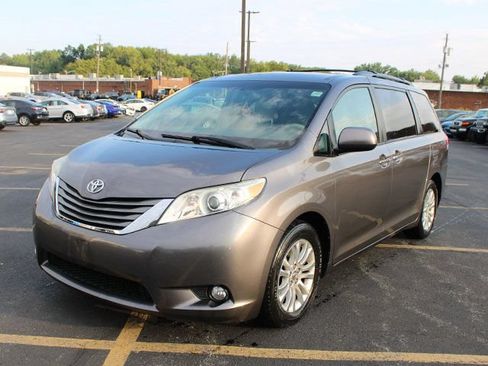 Used 2013 Toyota Sienna XLE w/ Entertainment Pkg FWD image 2
