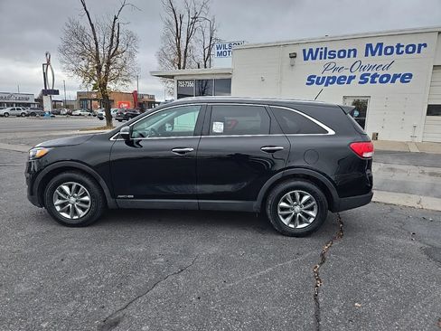 Used 2017 Kia Sorento LX image 9