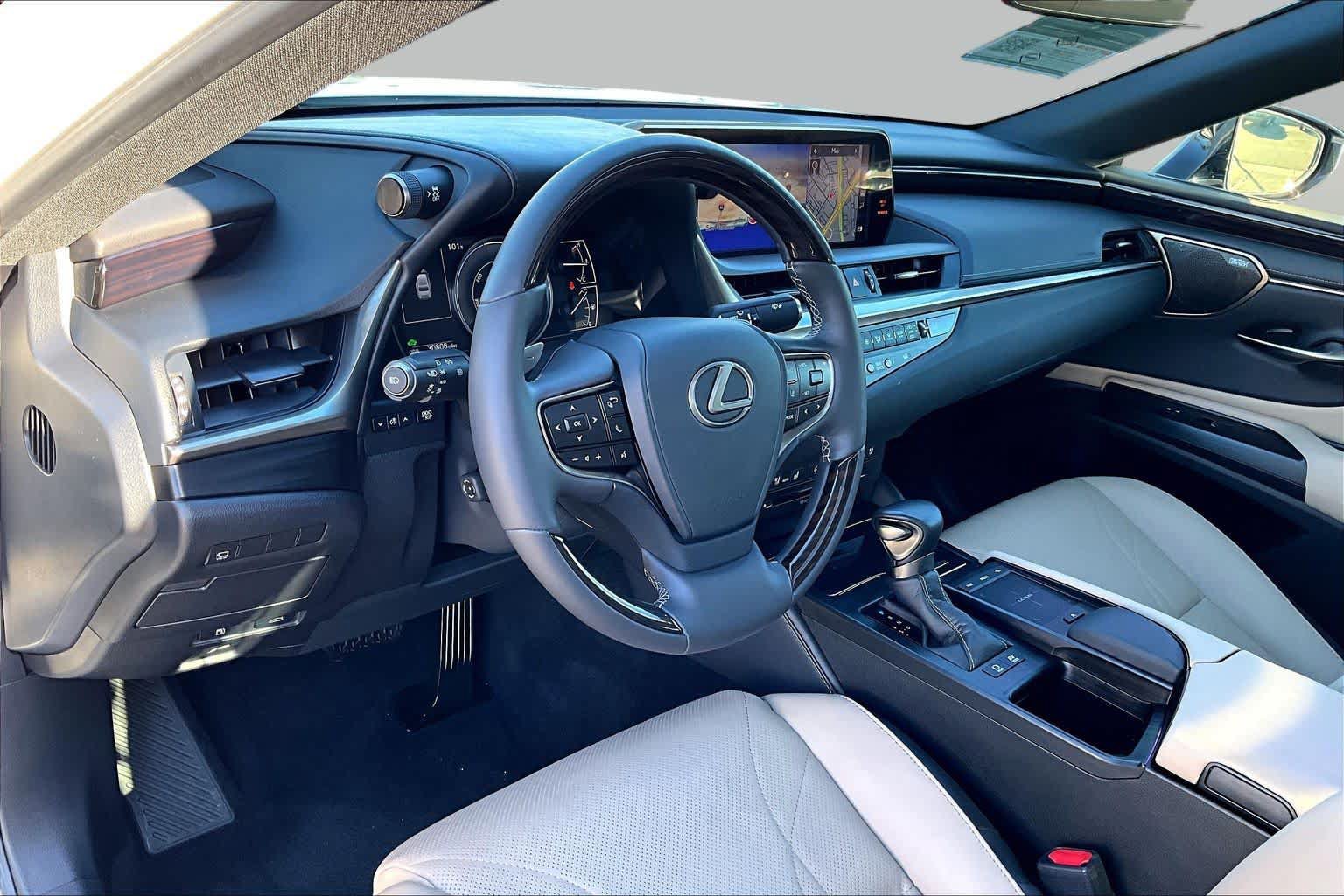 Used 2021 Lexus ES 300h w/ Accessory Package FWD image 16
