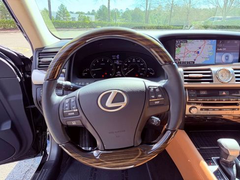 Used 2015 Lexus LS 460 460 NAV/BLIND SPOT/NEW TIRES/L w/ Comfort Package image 18