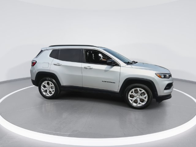 Used 2024 Jeep Compass Latitude AWD/4WD image 2