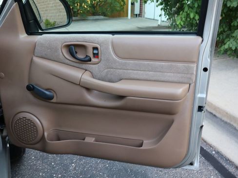 Used 2001 Chevrolet S10 Pickup LS w/ Preferred Equipment Group image 22