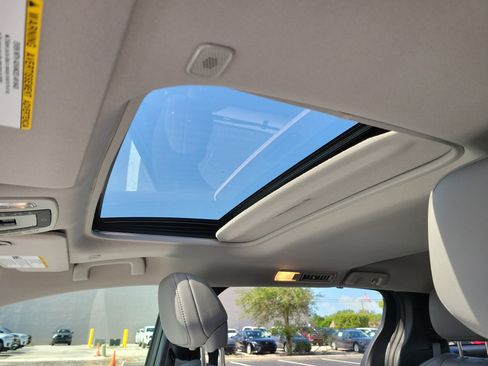 Used 2025 Toyota Sienna XLE FWD image 18