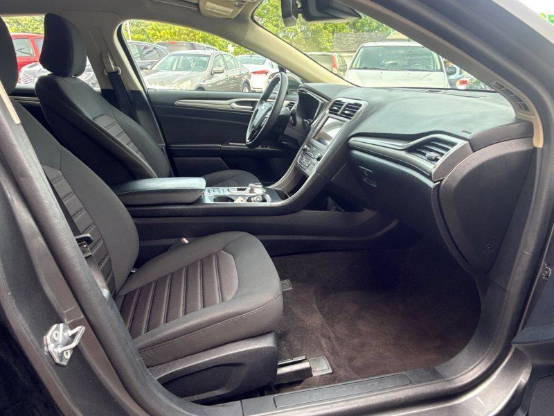 Used 2020 Ford Fusion SE FWD image 17