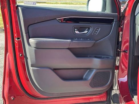 Used 2023 Honda Pilot Touring image 9