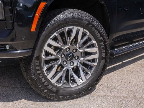Used 2025 Chevrolet Tahoe Z71 AWD/4WD image 4