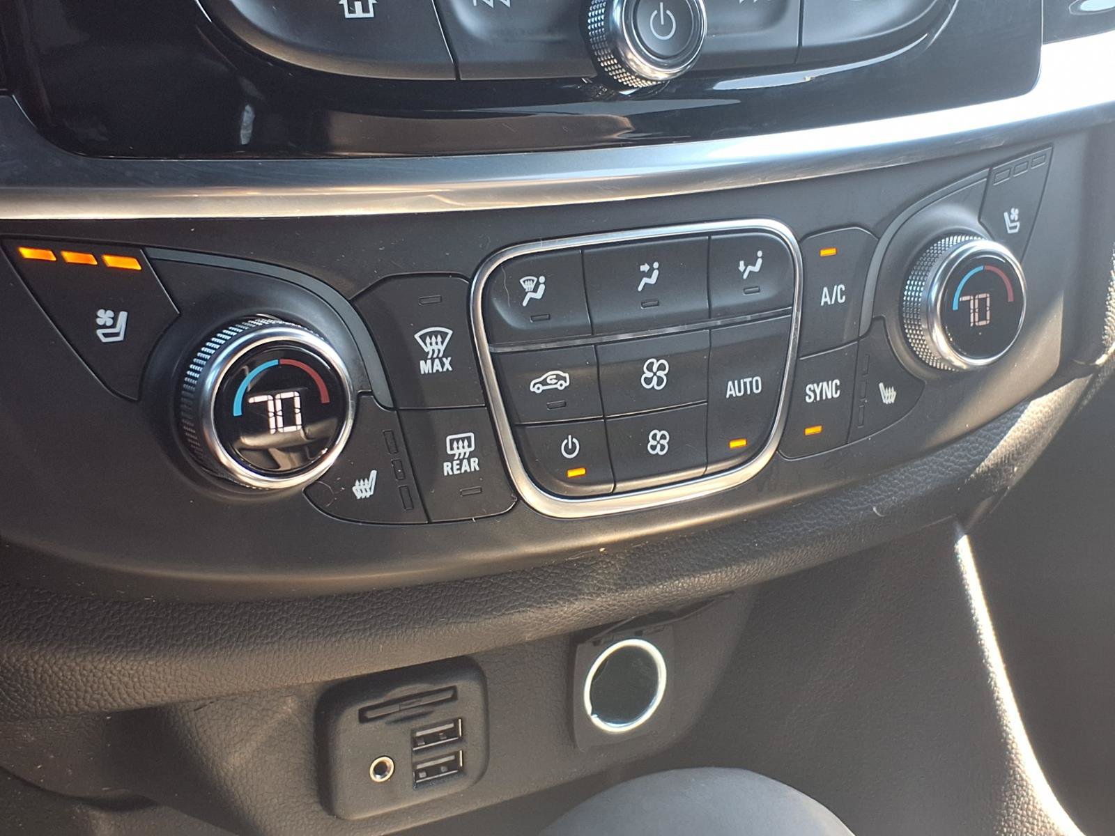 Used 2023 Chevrolet Traverse Premier FWD image 24